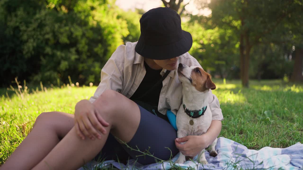 개 와 함께 공원 에 앉아 있는 여자