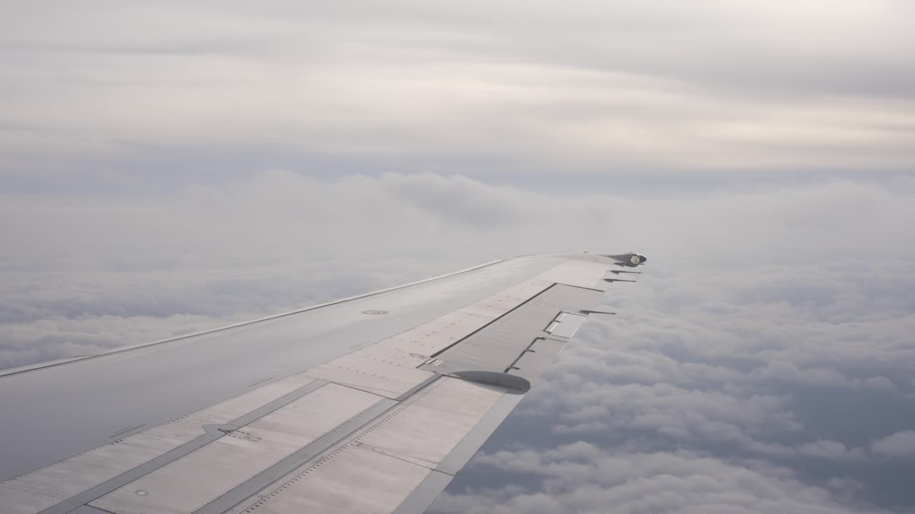 крыло самолета, летящее над облаками в небе в хмурый, но прекрасный день