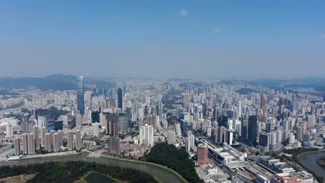 Vista-Aérea-Sobre-El-Horizonte-De-Shenzhen-En-Un-Hermoso-Día-Claro