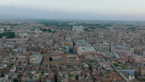 Vista-Panorámica-Aérea-Del-Centro-De-La-Ciudad-Con-Monumentos-Turísticos-Históricos.-Volar-Por-Encima-De-La-Metrópolis-En-El-Crepúsculo.-Roma,-Italia