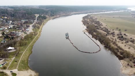 río de dragado de barcazas industriales en vista aérea de drones de gran ángulo