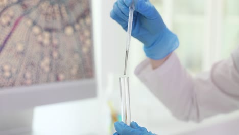Científico trabajando en un laboratorio
