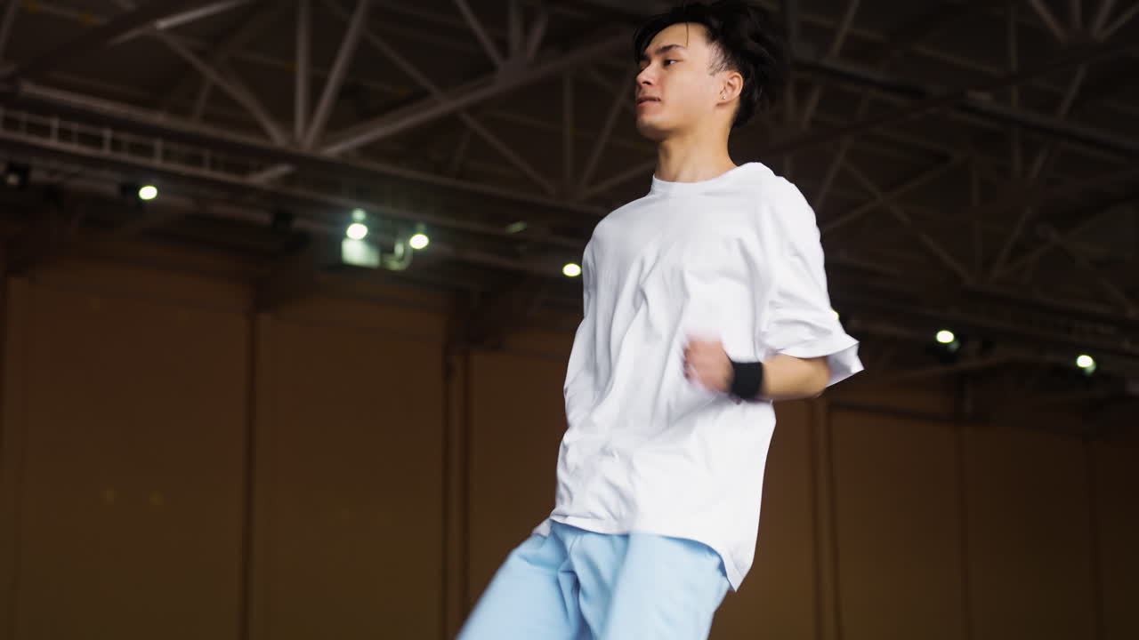 실내 훈련을 하는 청년