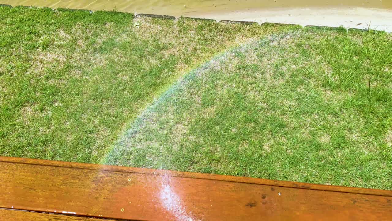 스프링클러는 은 골드 코스트 날에 무지개를 만니다.