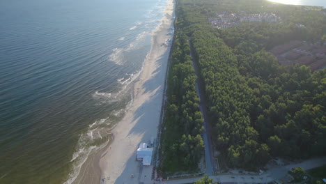 dolly aéreo a lo largo de la costa de la playa de krynica morska en el escupitajo del vístula
