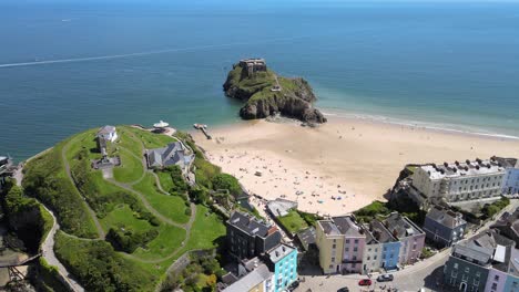 Castillo-De-Tenby-Y-Ciudad-Costera-De-Playa-En-Pembrokeshire,-Gales,-Imágenes-Aéreas-De-4k