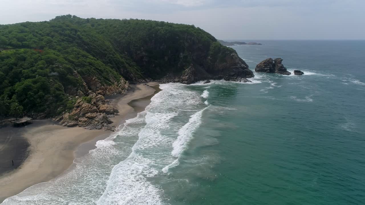 toma aerea de la playa y formaciones rocosas en la ventanilla, oaxaca