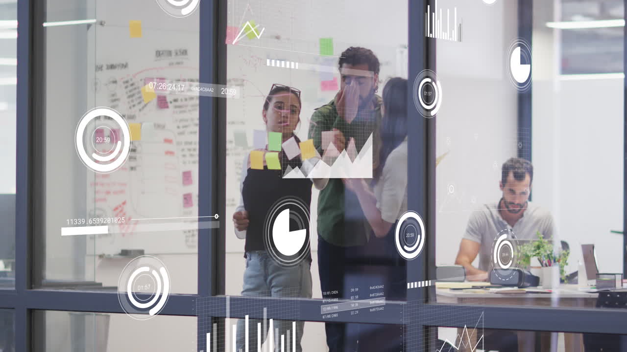 animación del procesamiento de datos estadísticos sobre diversos colegas que discuten sobre notas de memorando en la oficina