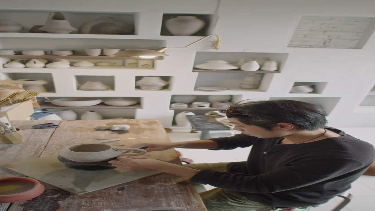 Ceramista che crea una tazza in uno studio di ceramica