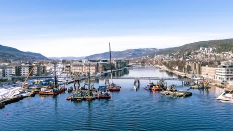 hiperlapso de arrastre de barcos y construcción de plataformas en el río