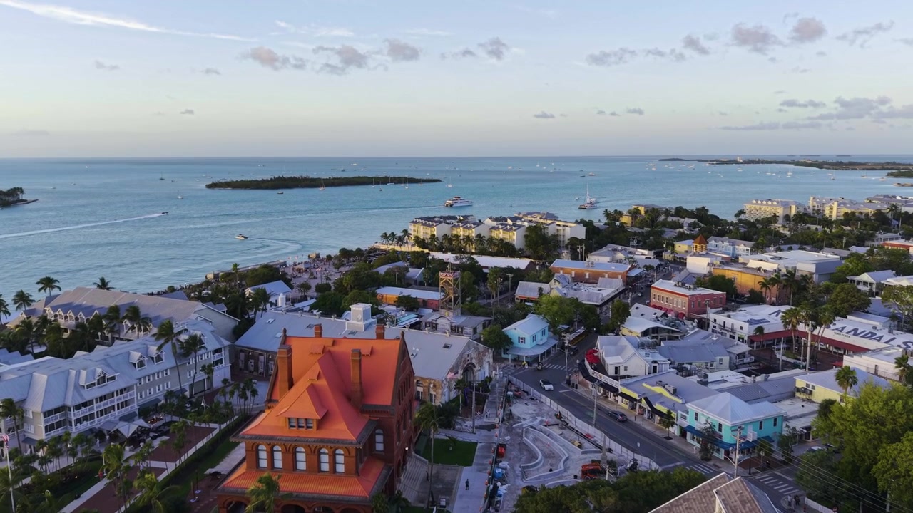 Veduta aerea su edifici colorati a Key West, all'ora d'oro in Florida, USA