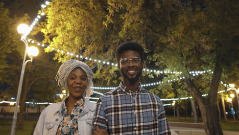 Feliz-Pareja-Afroamericana-Caminando-Por-La-Noche-En-El-Parque