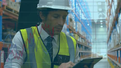 animación del procesamiento de datos sobre un trabajador caucásico usando una tableta en un almacén
