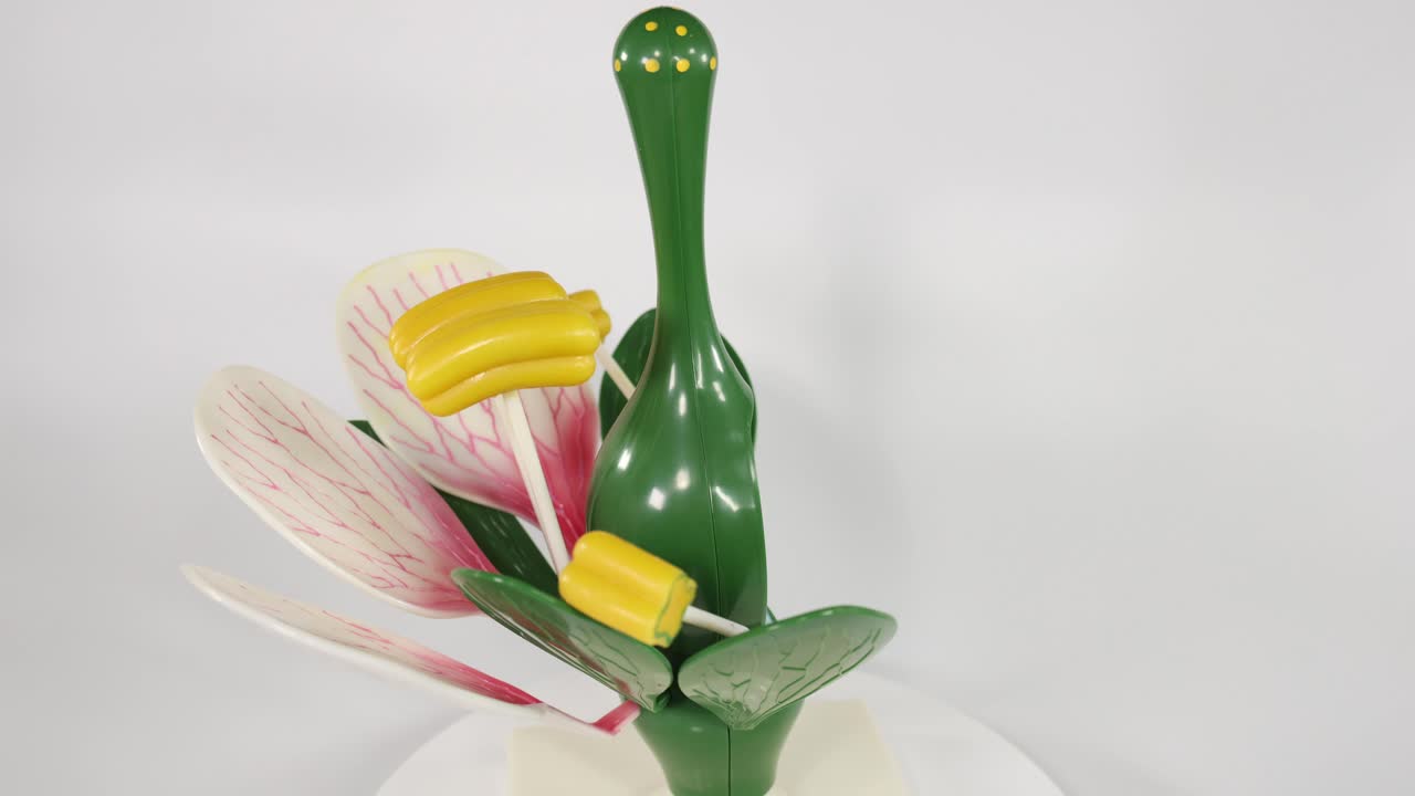 식물 모델의 부분이 움직이고 위치를 바꾸고 있습니다.