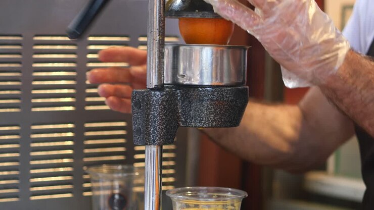 Preparazione di succo d'arancia fresco con uno spremiagrumi manuale