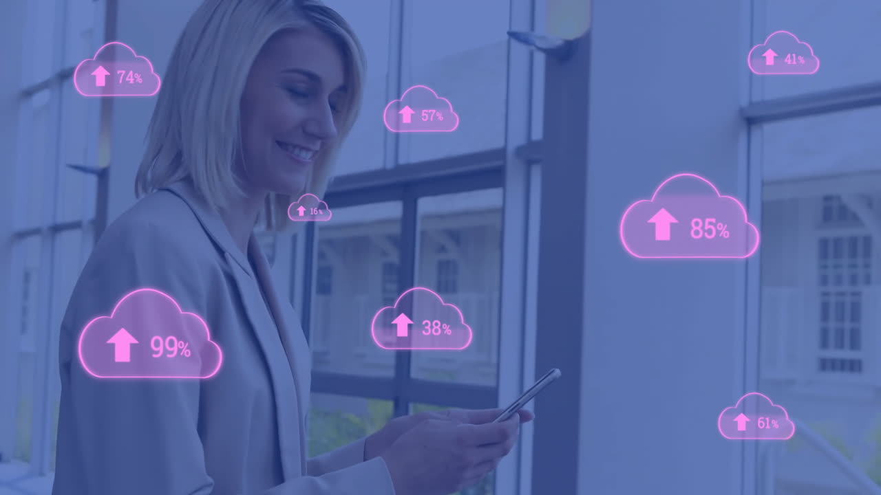 анимация облачных икон с растущим количеством кавказских бизнесменов, использующих смартфоны