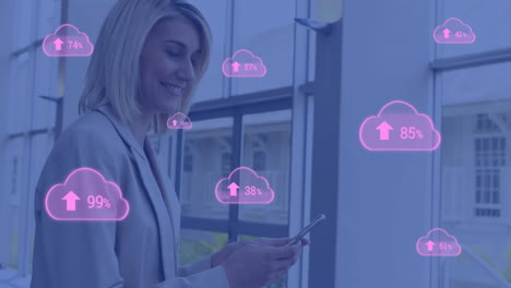 animación de iconos en la nube con un número creciente de mujeres de negocios caucásicas que usan teléfonos inteligentes