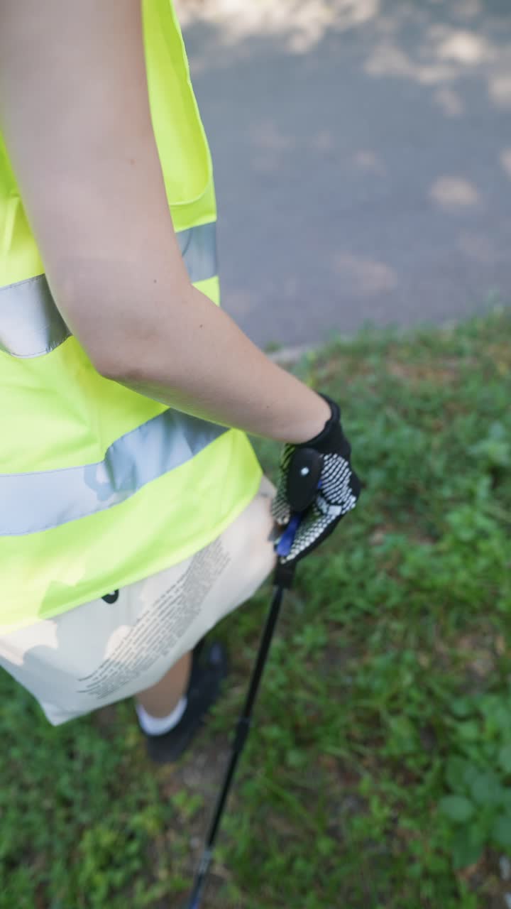 persona caminando con un bastón en un parque