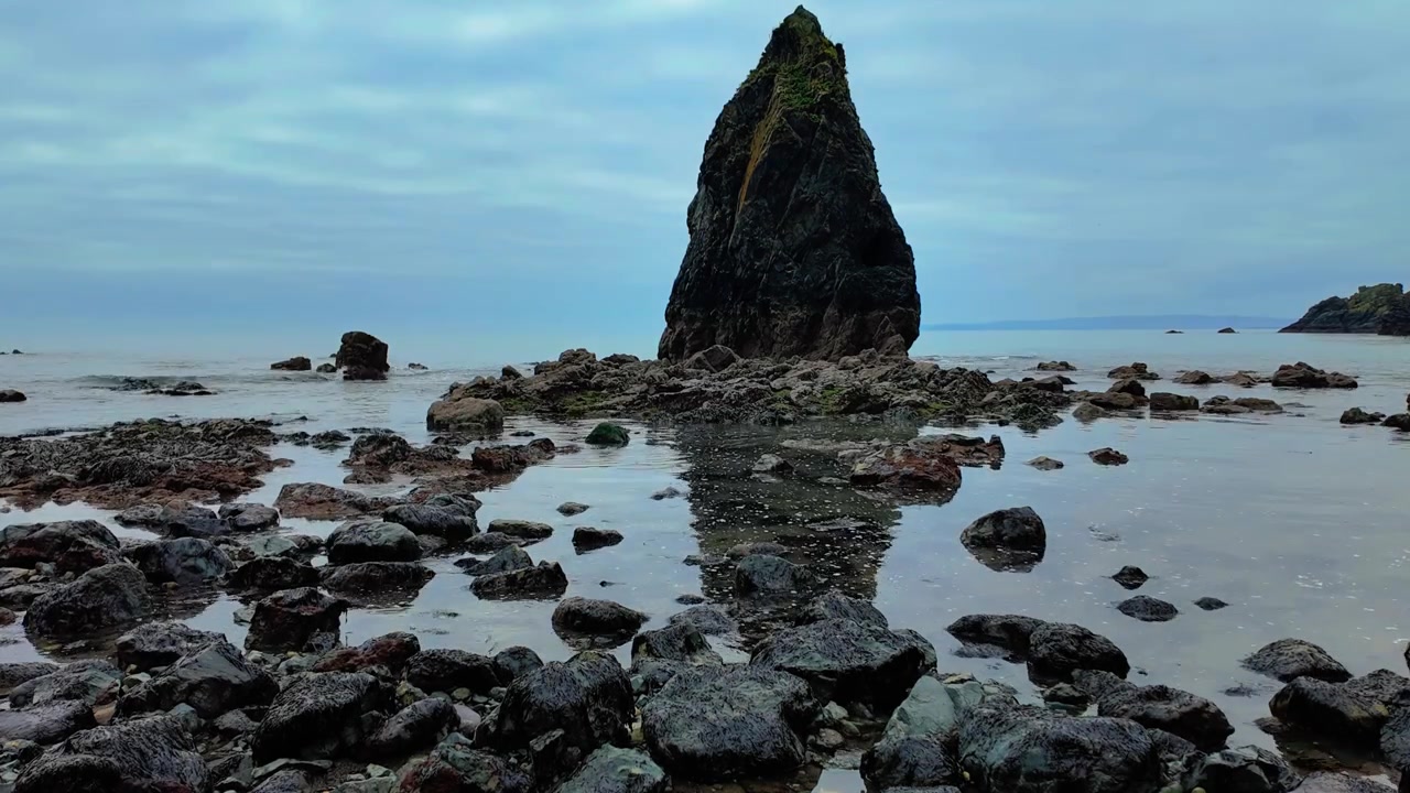 Timelapse: Episke steder Irland – langsomt indkommende tidevand, der fylder klippebassiner med imponerende havstak, Ballydwane, Copper Coast, Waterford, Irland.