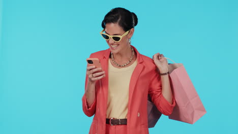 mujer haciendo compras y usando teléfono móvil