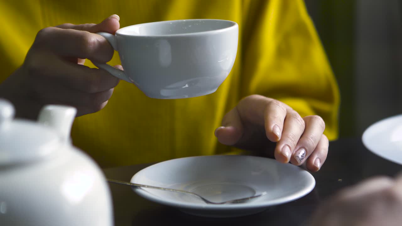 카페 에서 차 를 마시고 있는 여자