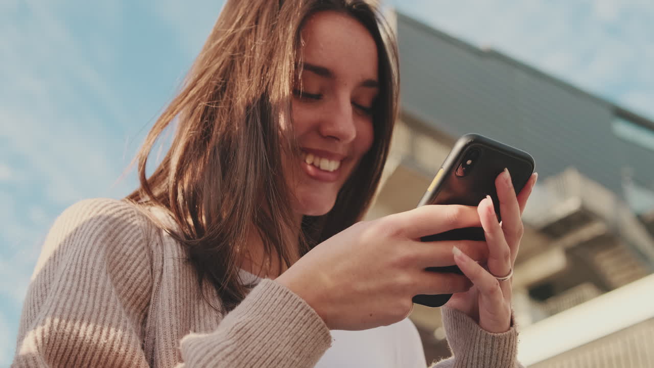 Donna che utilizza smartphone all'aperto