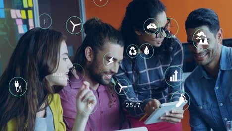 animación de iconos de ecología y procesamiento de datos sobre diversos colegas discutiendo el trabajo en la oficina