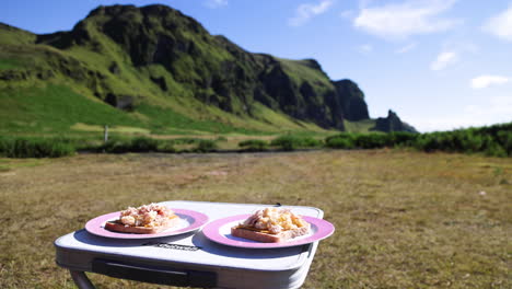 un desayuno preparado al aire libre se sienta ante el