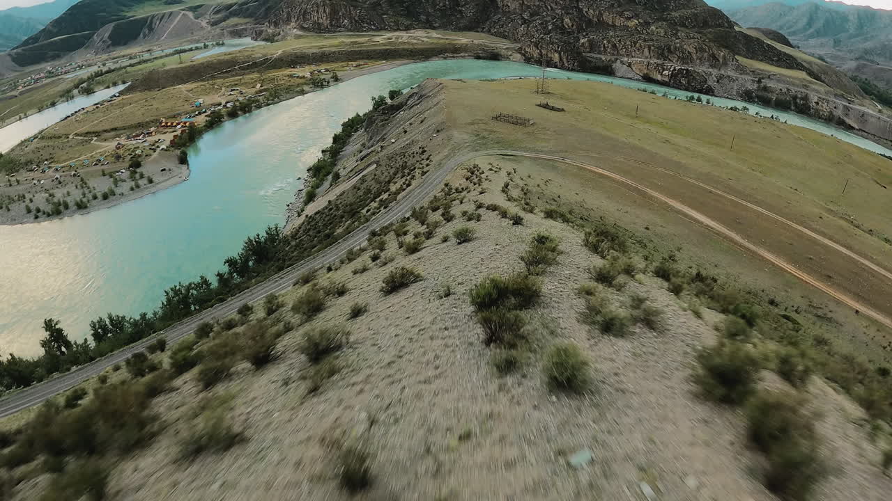 고지대의 가에서 조각된 경로, fpv 드론, 모험의 속삭임 이야기, 은 길을 가로질러 용감한 사람들을 유혹하고 강 계곡의 원시적인 아름다움을 발견합니다.