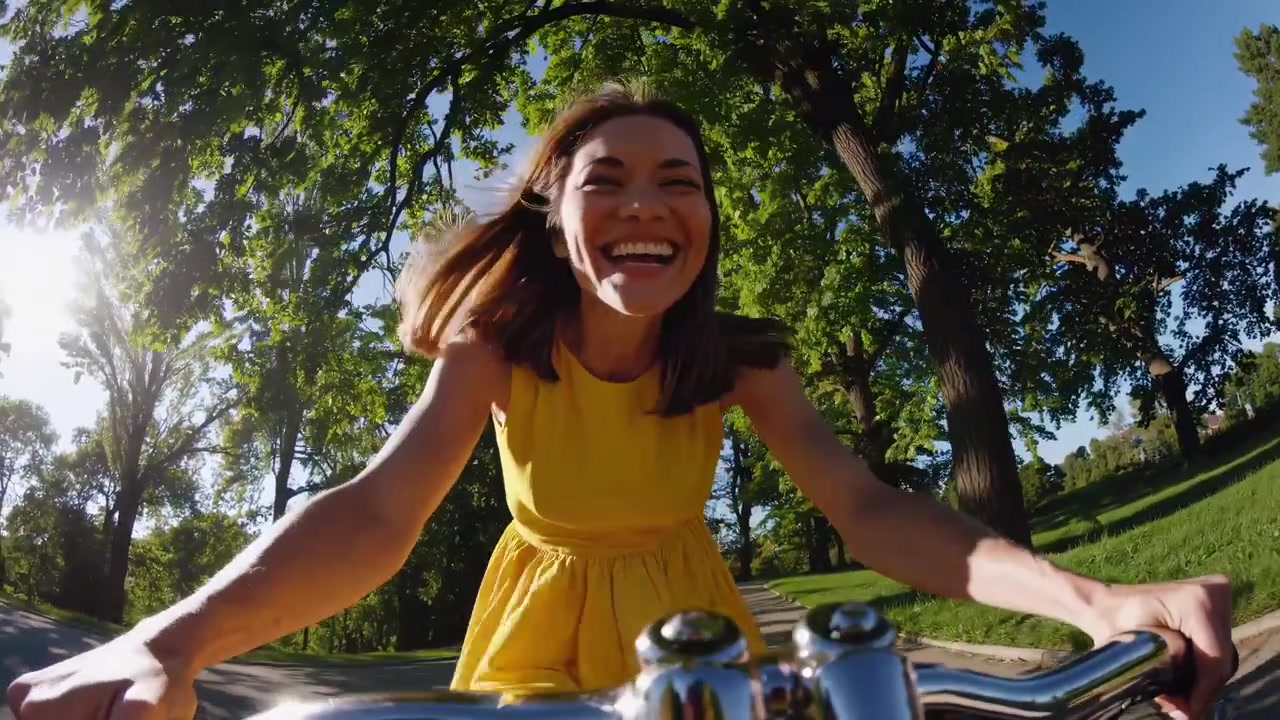 Vista de Baixo Ângulo de Mulher Feliz Andando de Bicicleta no Parque
