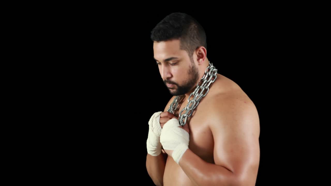 카메라를 위해 포즈를 취하는 보디빌더