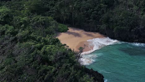 Las-Olas-Del-Caribe-Llegan-A-Una-Remota-Playa-Paradisíaca-Rodeada-De-Una-Exuberante-Jungla.