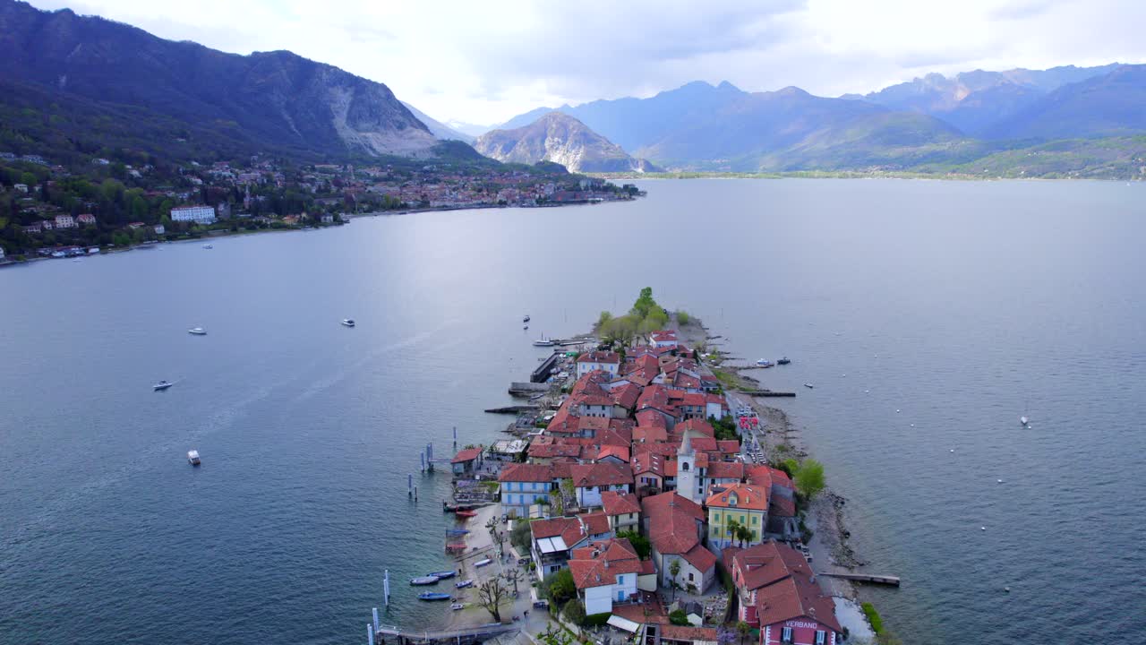 vista aérea de la isla superior y su pueblo medieval en el lago maggiore