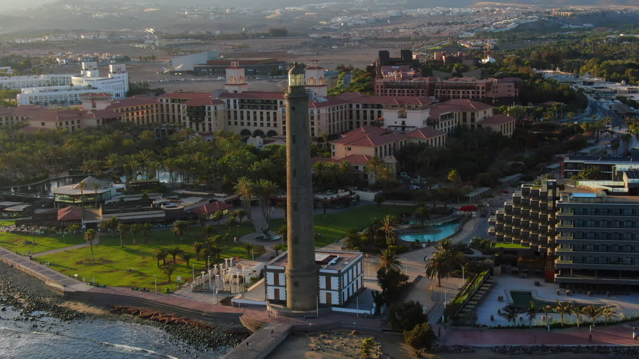 vista aérea cercana del faro de maspalomas con hermosos colores del atardecer