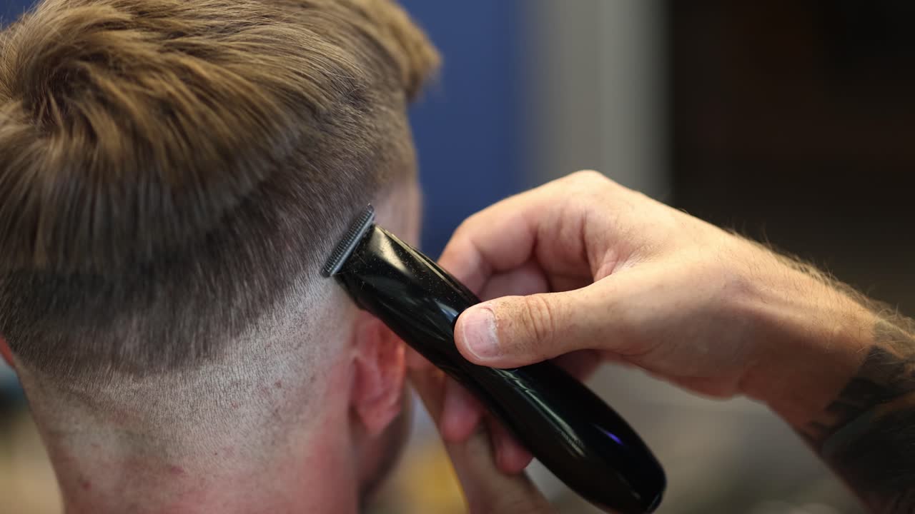 Haircut with hair clipper