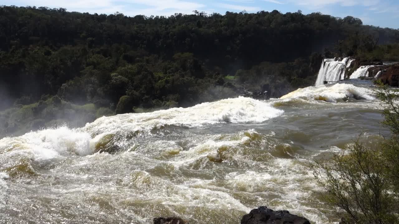 video estático del enorme caudal de agua que está a punto de descender una gran cascada
