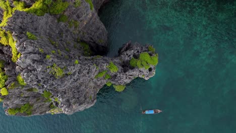 Vista-Aérea-De-Drones-Con-Vista-A-La-Playa-Privada-De-Cove,-Ko-Phi-Phi-Le---Acantilados-De-La-Isla-Maya-Bay---Provincia-De-Krabi,-Tailandia