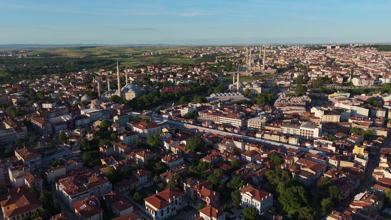 Türkiye'nin tarihi Edirne şehri üzerinde havadan drone takip çekimi. Gün ışığında yoğun kentsel mahalleleri ve kültürel mimari mirası sergileyen sinematik bakış açısı
