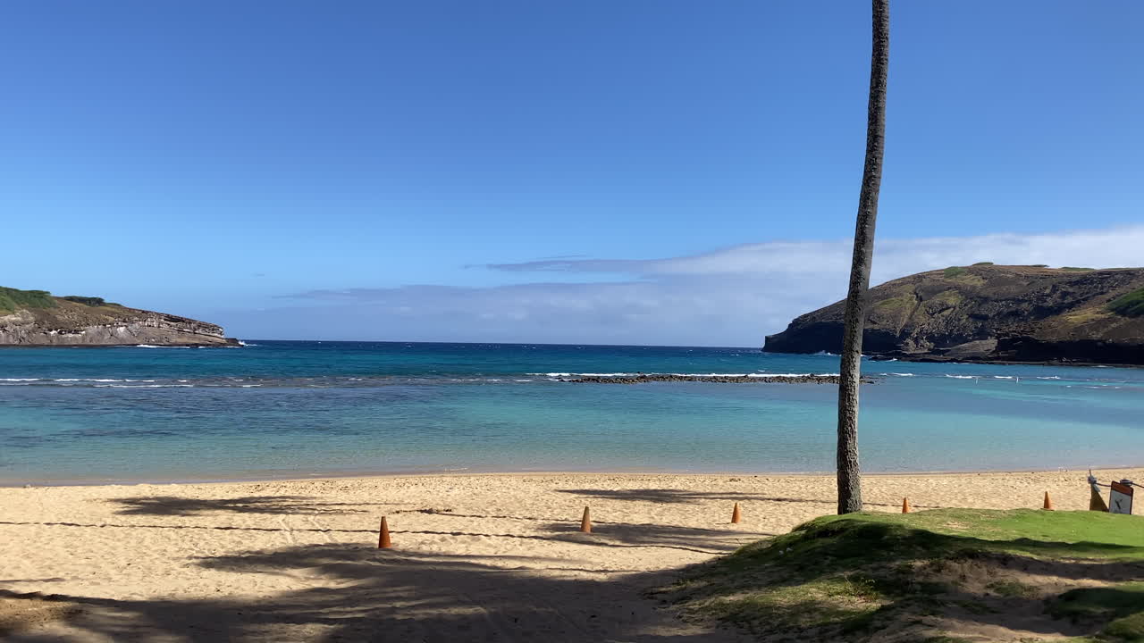 Vista da Baía de Hanauma ao longo da costa da Ilha de Oʻahu, nas Ilhas Havaianas