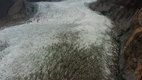 volando sobre el glaciar junto a la autopista karakoram, valle de hunza, pakistán