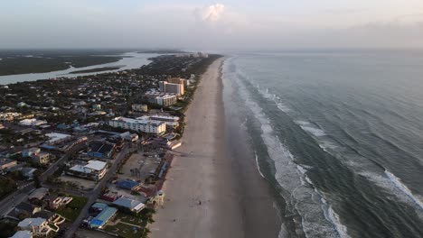 Excelente-Vista-Aérea-De-Las-Olas-Rompiendo-La-Orilla-En-New-Smyrna-Beach,-Florida