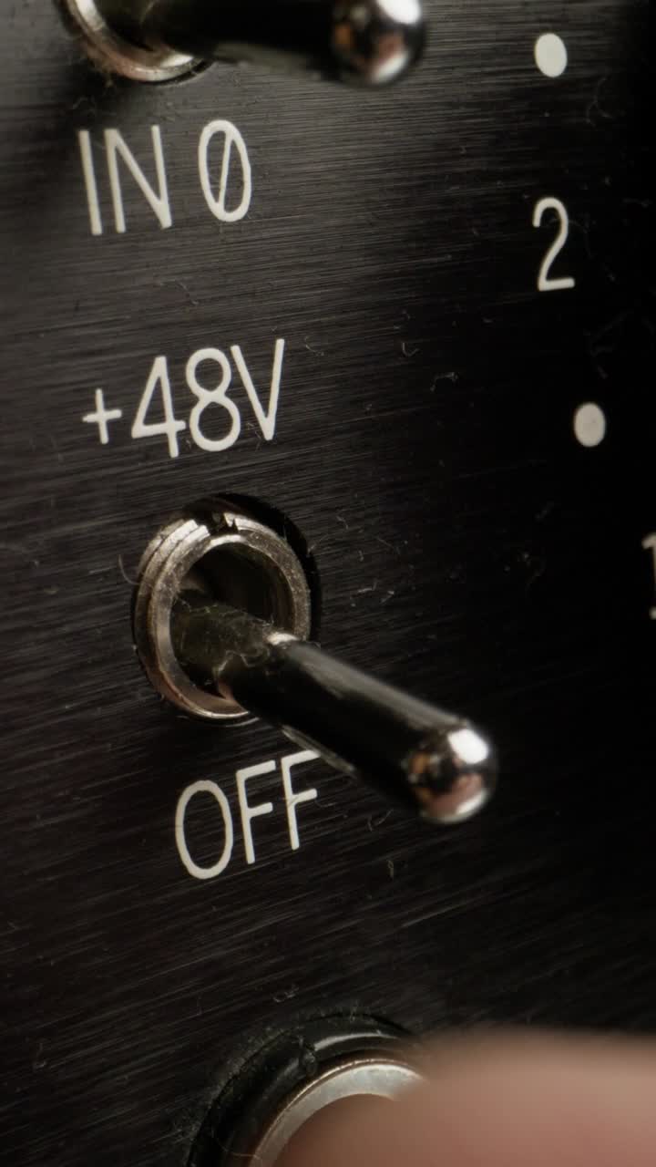 primer plano de un interruptor de encendido o apagado con etiquetas de entrada o salida