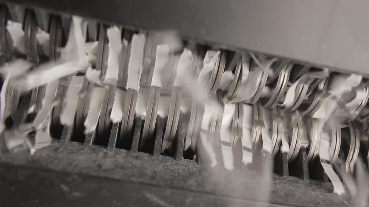 아래에서 종이를 자르는 분쇄기, 오른쪽에서 왼쪽으로 팬