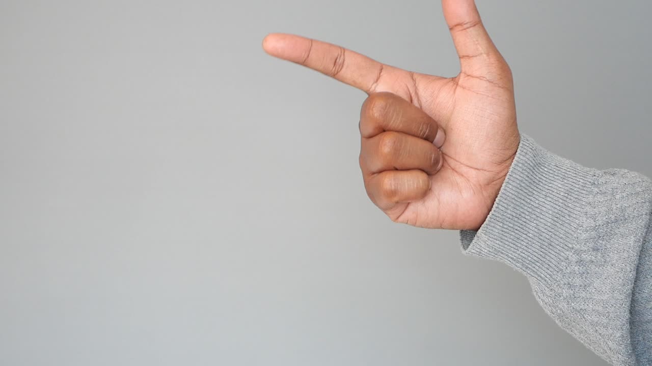 왼쪽 을 가리키는 손 의 클로즈업