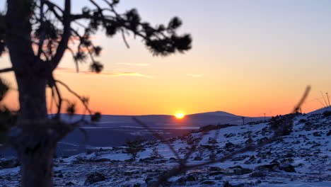 Hermoso-Amanecer-En-La-Laponia-Finlandesa,-Hora-Dorada