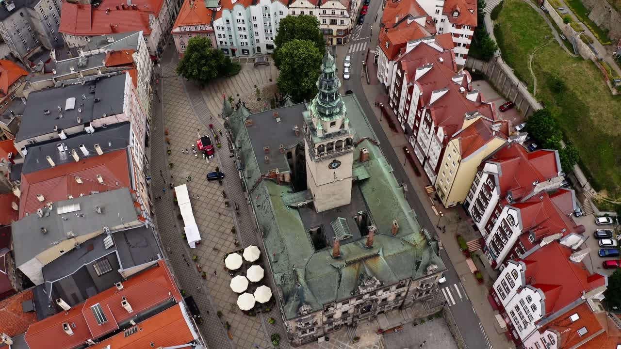 ciudad antigua con torre del ayuntamiento en klodzko, región de baja silesia, polonia