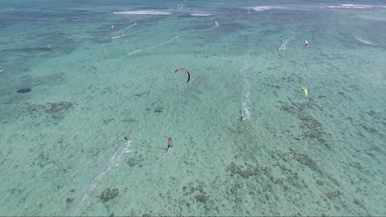 맑은 푸른 바다에서 휴가를 보내는 모리셔스 섬의 르몬 반도에서 카이트서핑을 즐기는 관광객