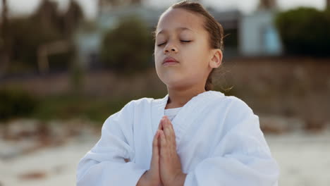 karate, meditación y una niña en la playa