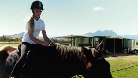 chica montando un caballo en el rancho 4k