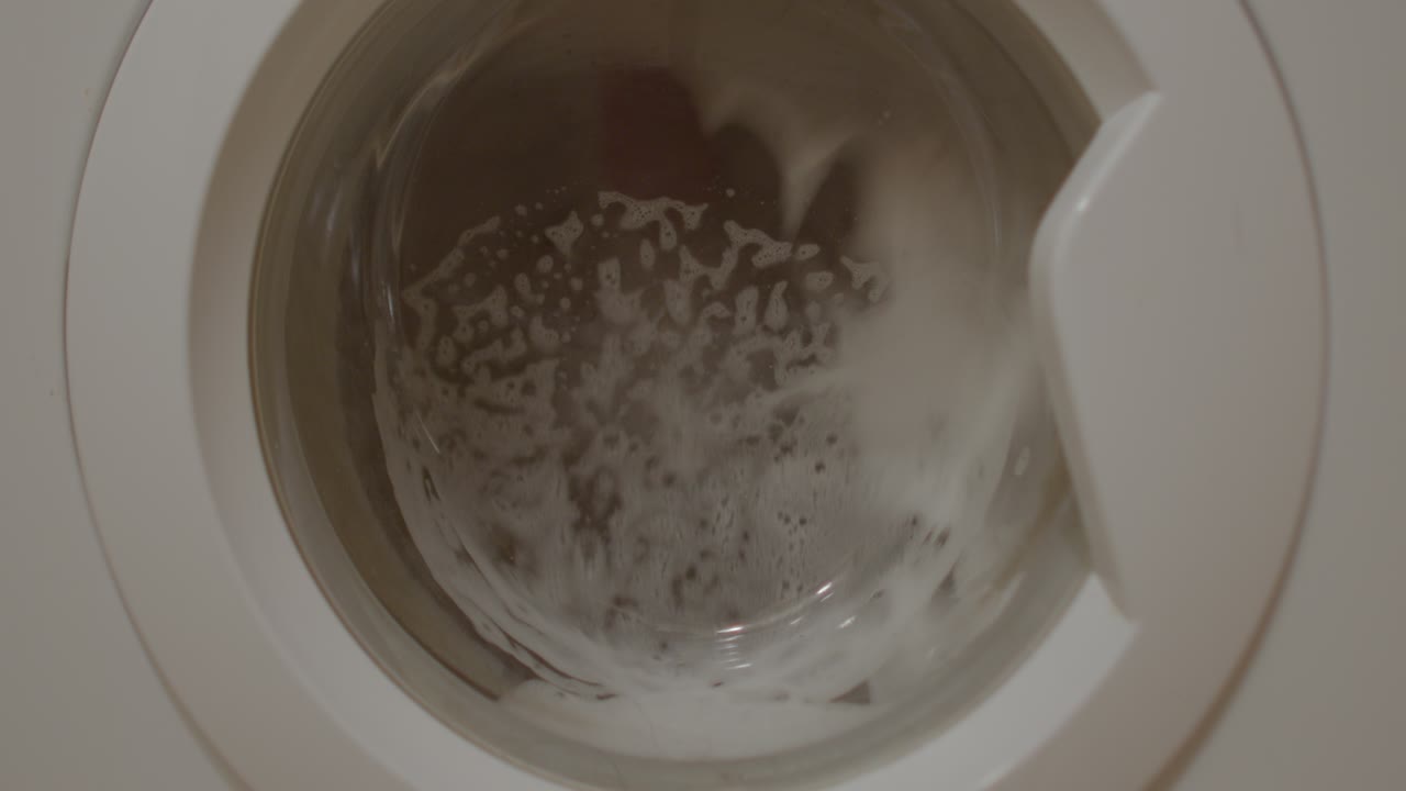 세탁기는 물과 거품을 사용하여 작동합니다.